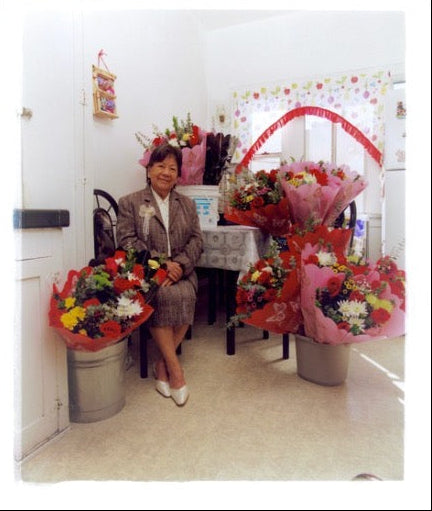 manos benditas flower vendor portrait
